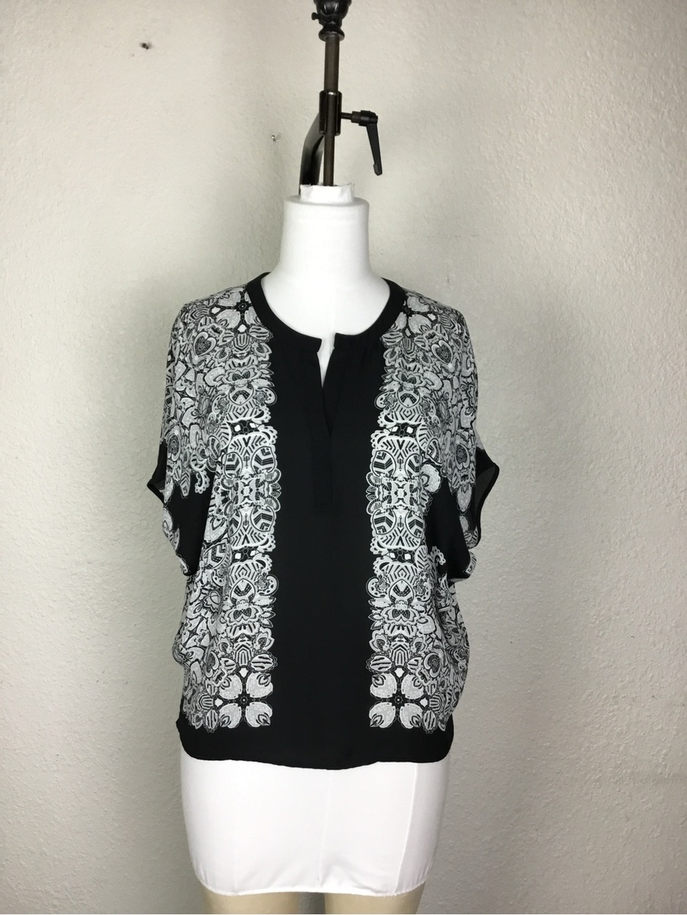 Black and White Lace-Print Short Sleeve Top